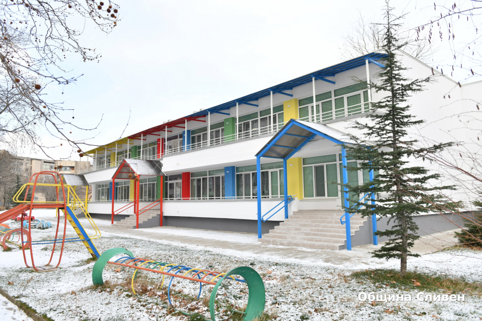 Кметът Стефан Радев днес посети изцяло обновената и вече ремонтирана Детска градина „Звездица“ в кв. „Даме Груев“. В рамките на срещата с директора Пенка...